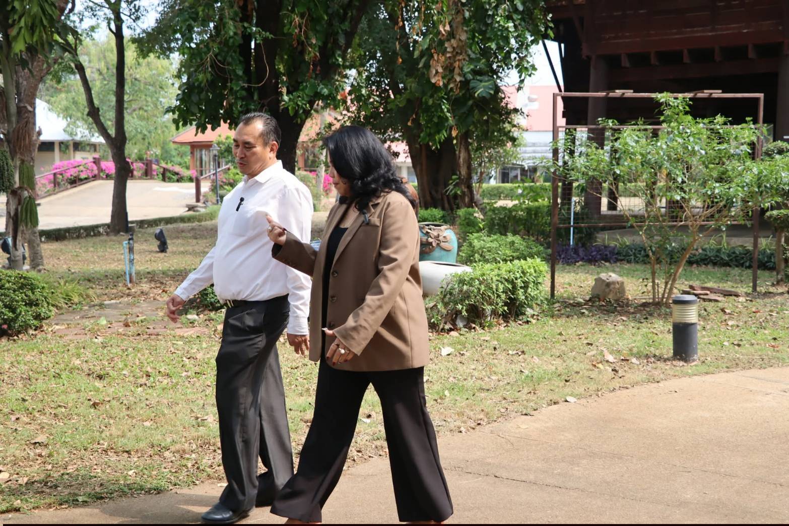 title - นายอำเภอบางไทร และคณะผู้บริหารท้องถิ่น ลงพื้นที่เยี่ยมชมสถานที่ภายใน ศูนย์ส่งเสริมและพัฒนาอาชีพเสริมนอกภาคการเกษตร (ศูนย์ศิลปาชีพบางไทรฯ (เดิม)) และแผนกฝึกอบรมทั้ง 12 แผนก